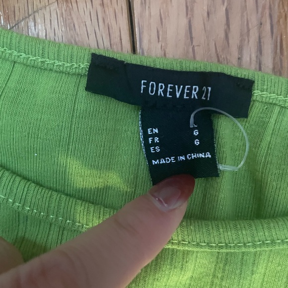 🎉 3/$10 Green crop top with lettuce edging - Picture 2 of 2